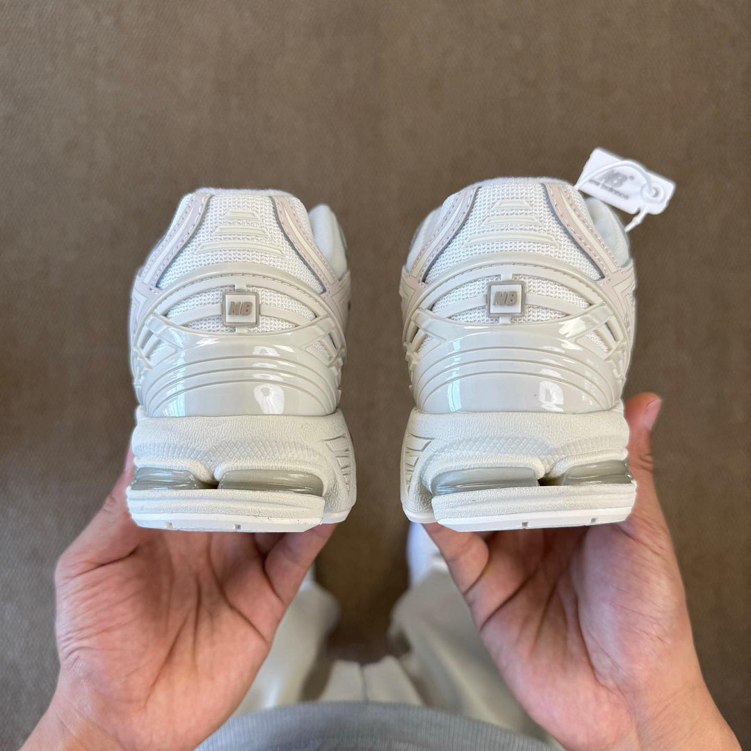 New Balance 1906R “off white”