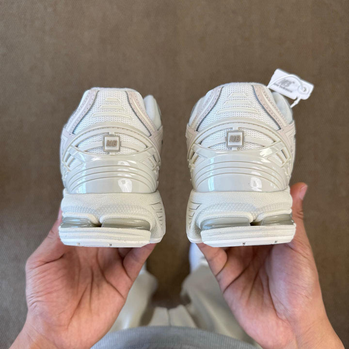 New Balance 1906R “off white”