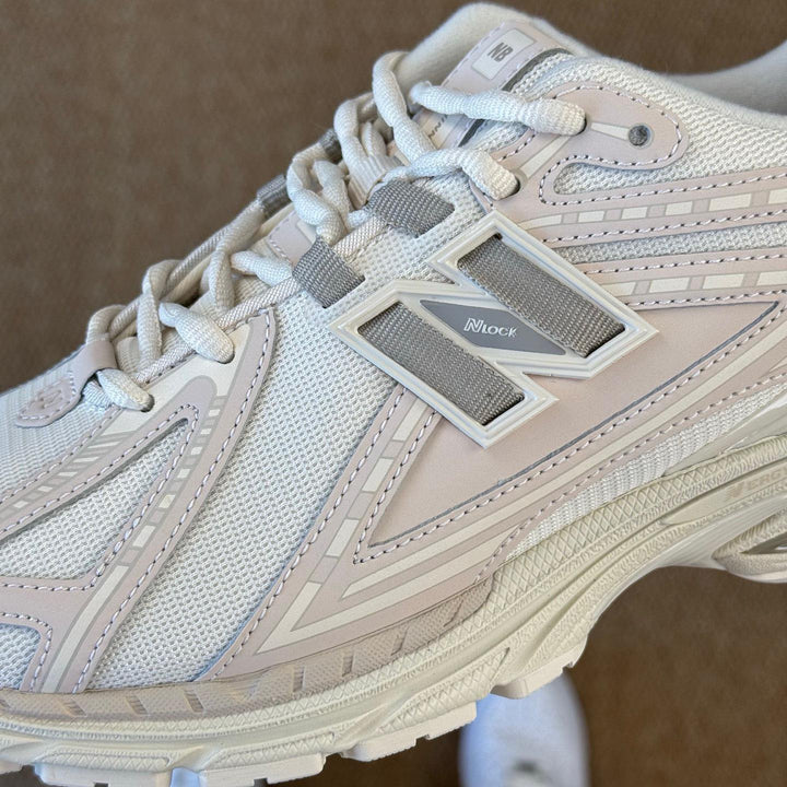 New Balance 1906R “off white”